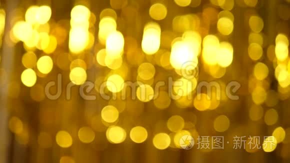 喜庆的金色长筒在灯光下闪烁视频