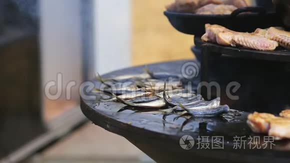 烤马鲭鱼和鸡翅在圆形烤肉上烤视频