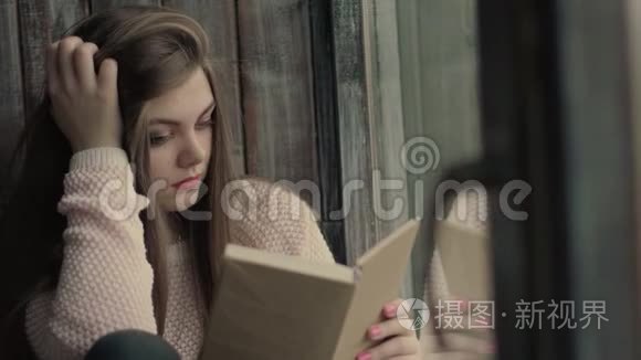 漂亮的年轻模特读了一本书的翻页