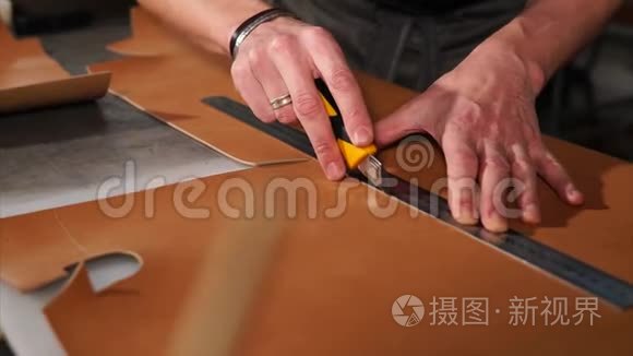 工人用精确刀切割皮革视频