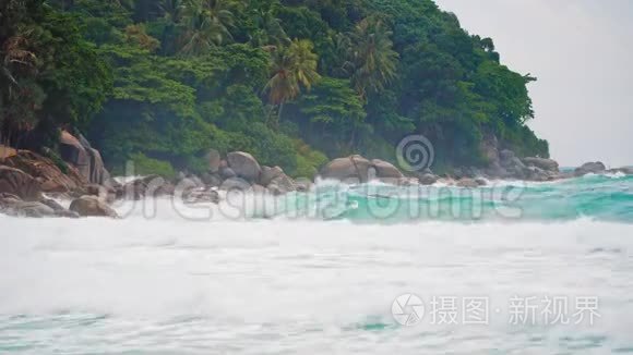 热带岛屿上的海浪。 岩石岩石岸，喷