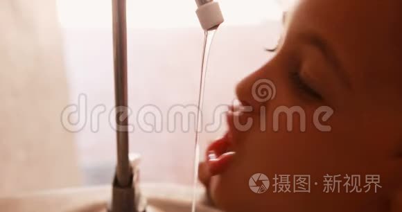 口渴的小学生用4k的水龙头喝水