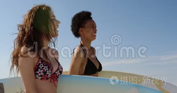 年轻女性朋友站在冲浪板上视频
