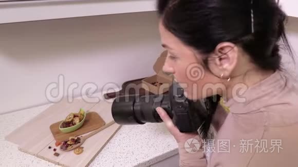 女摄影师在食物拍照前