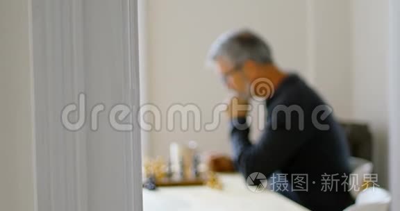 在客厅下棋时喝咖啡的男人视频