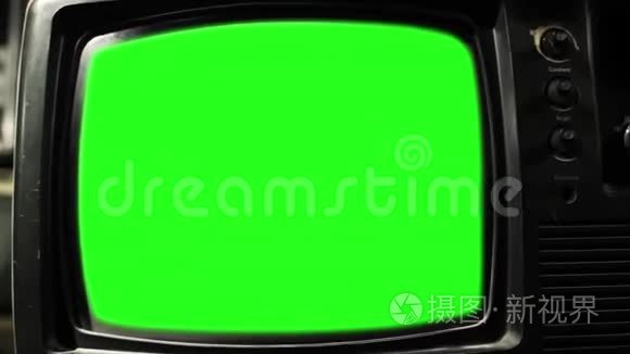 老式TV绿色屏幕。 快速放大。