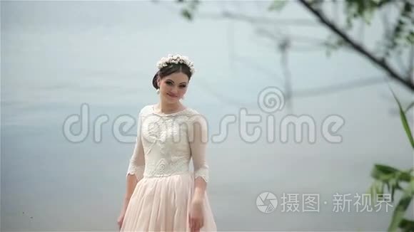 新娘在河岸上摆姿势视频