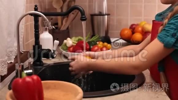小女孩在厨房洗手池里洗洋葱视频