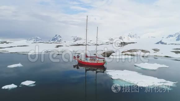 帆船在南极航行冰山海洋航空