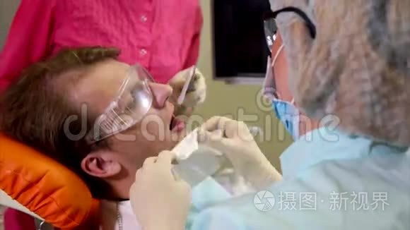 在牙科诊所进行牙齿抛光的男子