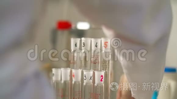 在实验室研究员，科学家，化学家，生物学家，用实验药物研究试管