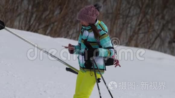 业余滑雪女孩搭电梯