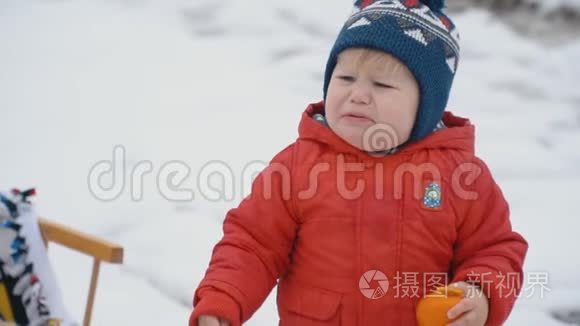 带雪橇的小男孩视频