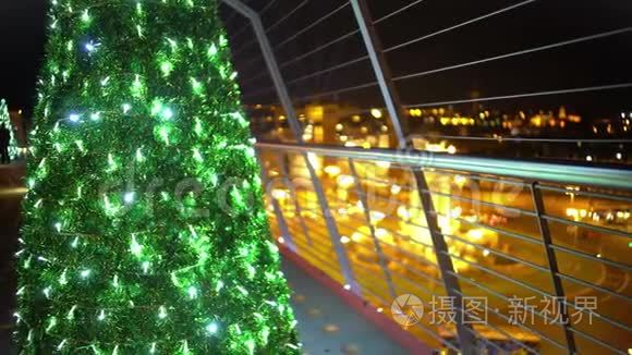 摩天大楼顶上明亮的圣诞树，喜庆的夜晚城市灯光