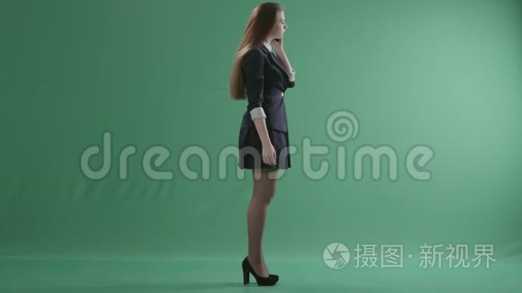 可爱的女孩在电话里争吵视频