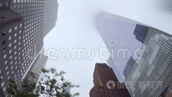 曼哈顿市中心的摩天大楼在雨中视频