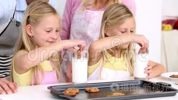 女儿和父母一起吃饼干和牛奶视频