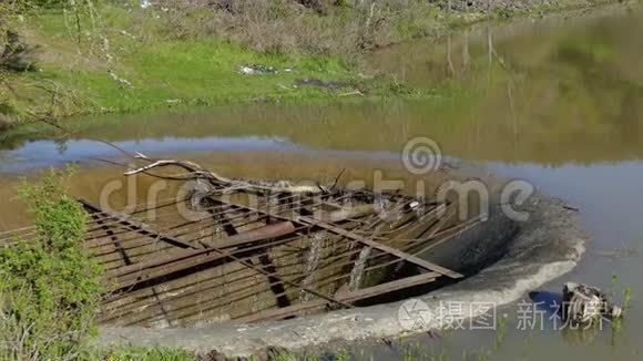 夏季湖泊的旧排水系统视频