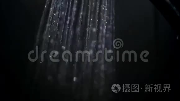 来自淋浴的水流视频