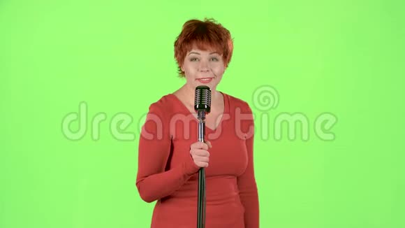 歌手表演她的原创歌曲绿色屏幕视频的预览图