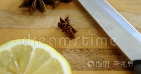 砧板上有柠檬片和刀的各种香料视频