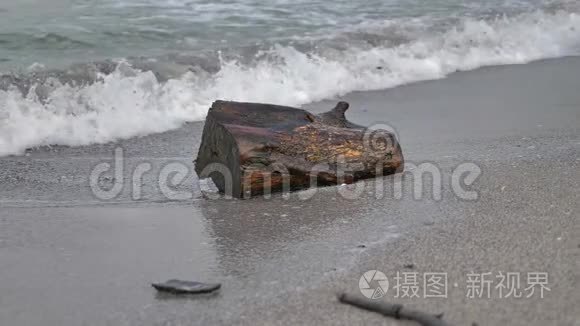 在飓风中波浪冲击海岸视频