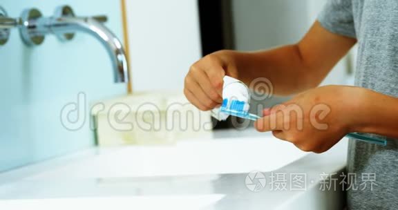 男孩子把牙贴在浴室的刷子上视频