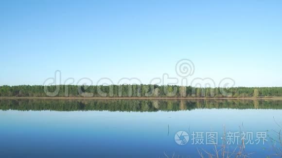 大型湖泊或河流的全景