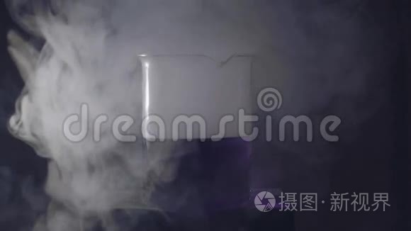 带烟的玻璃罐子视频