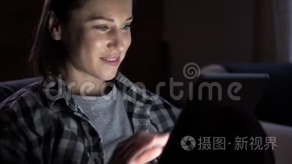 女人晚上用数码平板电脑