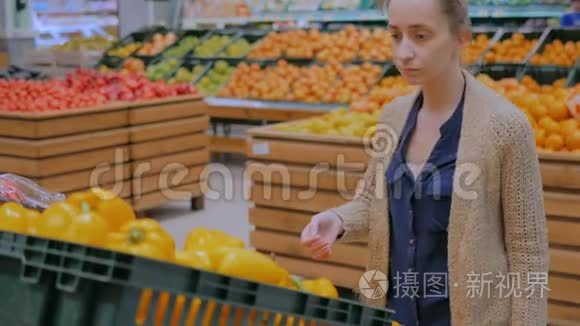 在杂货店买新鲜橘子甜椒的女人视频