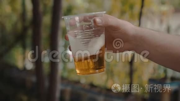 手拿手慢摇轻啤酒透明塑料杯视频