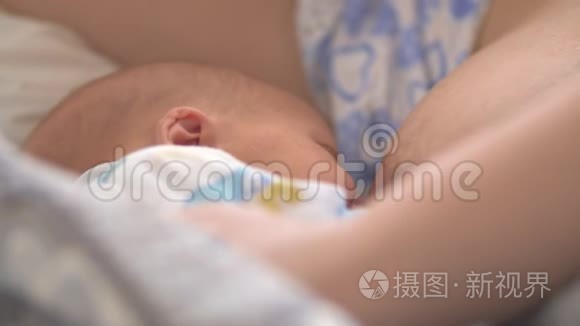 疲惫和困倦的母亲哺乳新生婴儿视频