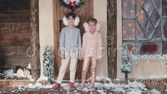 圣诞节或新年。 两个小女孩在新年装饰`肖像。 孩子们一起庆祝圣诞节