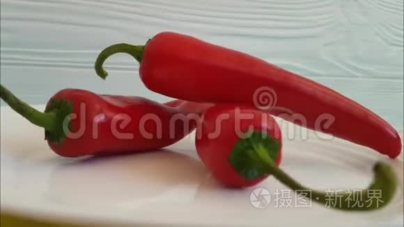 红辣椒在墨西哥背景的盘子上视频