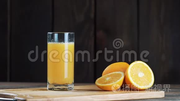 喝一杯橙汁。 食物电影场景。