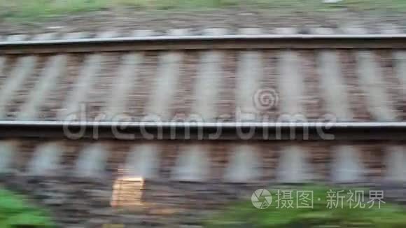 地面上的铁路是从火车上拍摄的视频