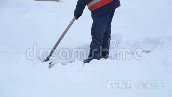 工人们在冬天从道路上扫雪，在暴风雪中清扫道路。