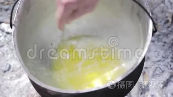 黄油在大锅里点燃明火视频