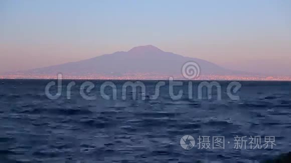 大海和维苏威火山的景色视频