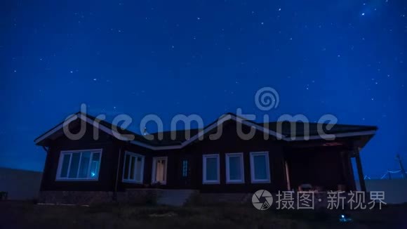 4一座美丽的房子，夜空中星星和云彩的运动，K夜时光流逝