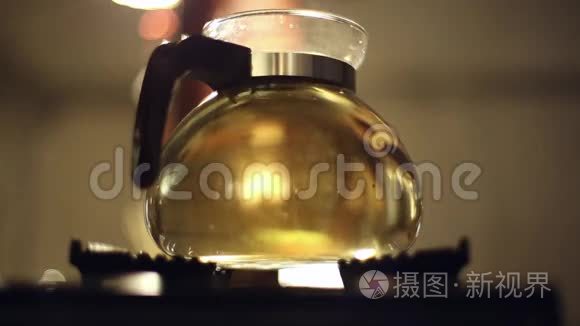 在煤气炉上准备茶视频