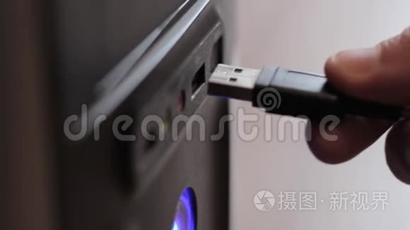 特写镜头。 闪存驱动器和USB