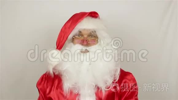 圣诞老人在灰色背景下跳舞视频