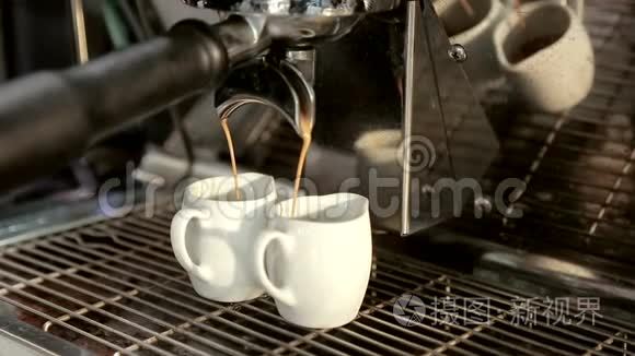 服务员在咖啡机上煮双人咖啡视频