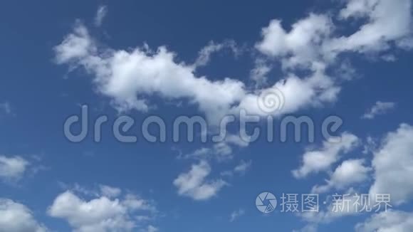 只有夏天的蓝天有着快速移动的变质白云。 全高清延时镜头