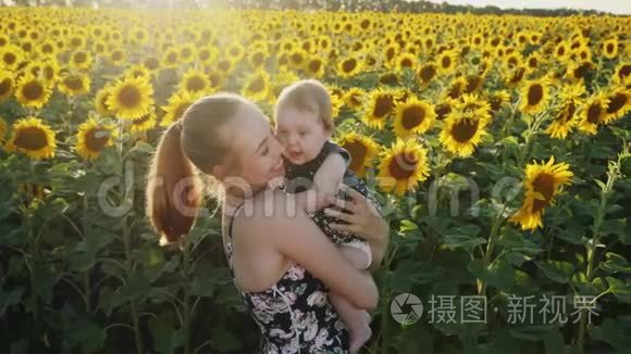 快乐的妈妈和宝宝接吻和拥抱视频