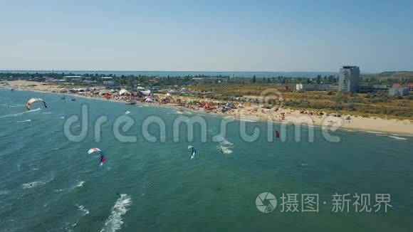 鸟瞰风筝冲浪极限运动与风自由泳。 美丽的海滩顶景。 很多风筝
