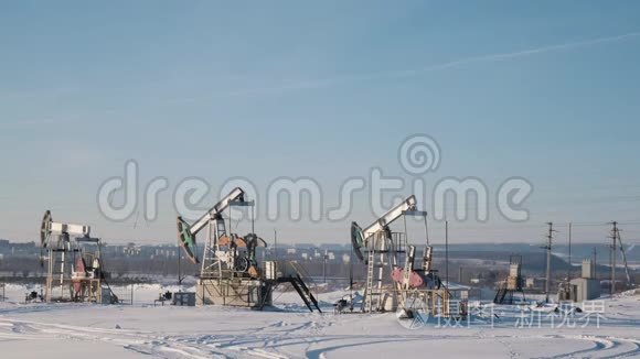 城市背景下冬季油田的工作油泵
