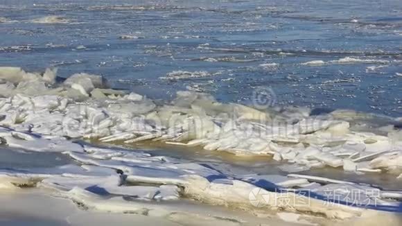 冻在一条又大又快的河流上.. 一月。 俄罗斯